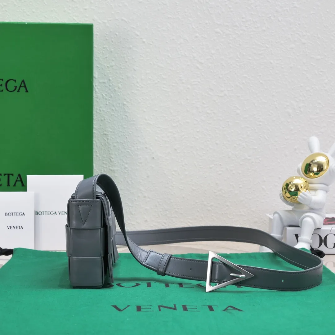 Bv's new Cassette small pillow bag, classic weaving technology, waxed leather design pillow bag, has developed into a family series and has become the trump card of the new Bottega bags🔥 A must-have artifact for fashionistas to match frequently selected fashion items and contemporary exquisite workman concave shapes💚Cute and cute, the medium size is launched in the latest color, beautiful and dreamy, super exciting💓 Size: 17.5*10.5*3cm, model: 7587#